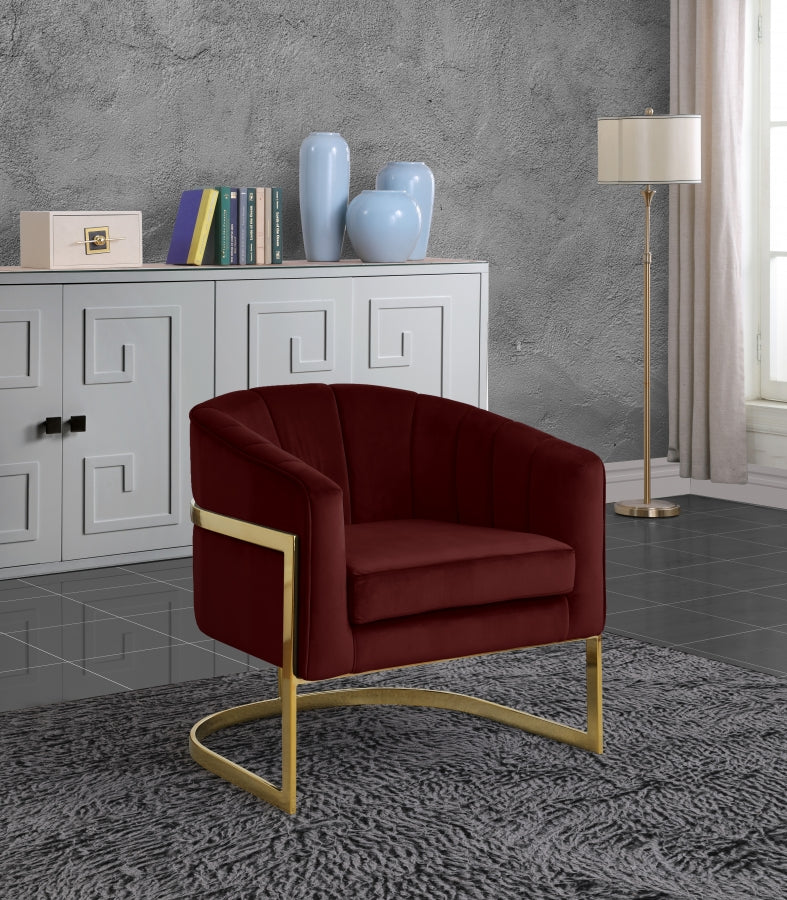 Fauteuil d'appoint Cara en velours avec base en acier inoxydable doré, disponible en 8 coloris.