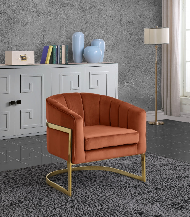 Fauteuil d'appoint Cara en velours avec base en acier inoxydable doré, disponible en 8 coloris.