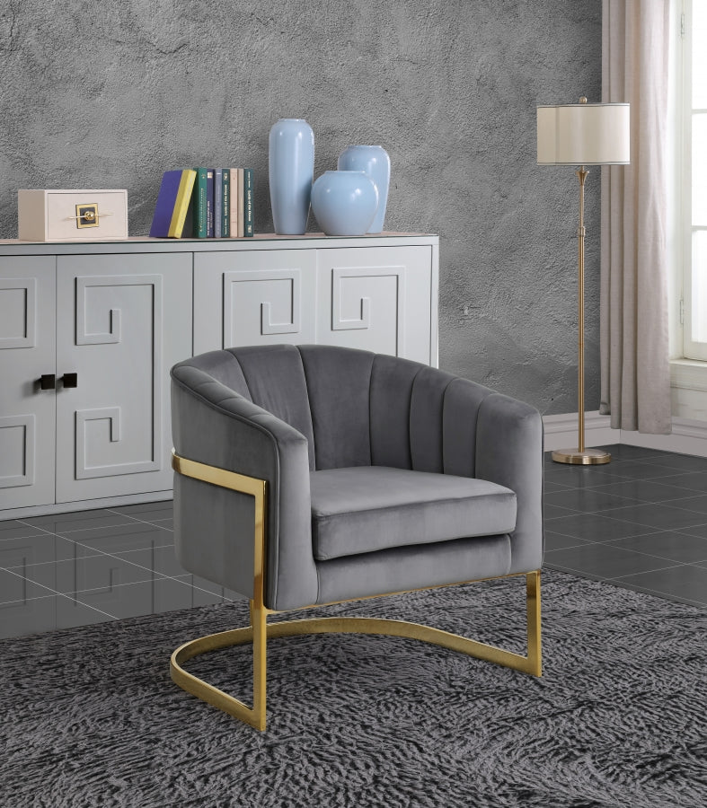 Fauteuil d'appoint Cara en velours avec base en acier inoxydable doré, disponible en 8 coloris.