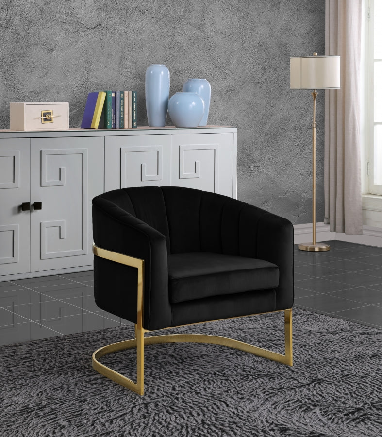 Fauteuil d'appoint Cara en velours avec base en acier inoxydable doré, disponible en 8 coloris.