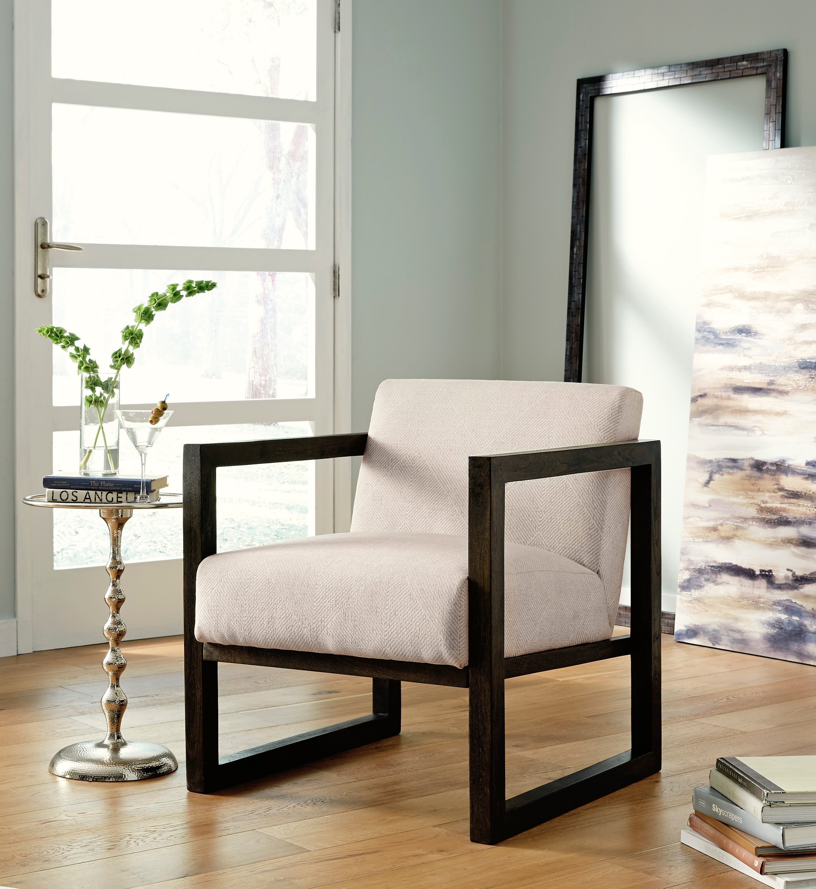 Fauteuil d'appoint en tissu crème avec structure en bois brun