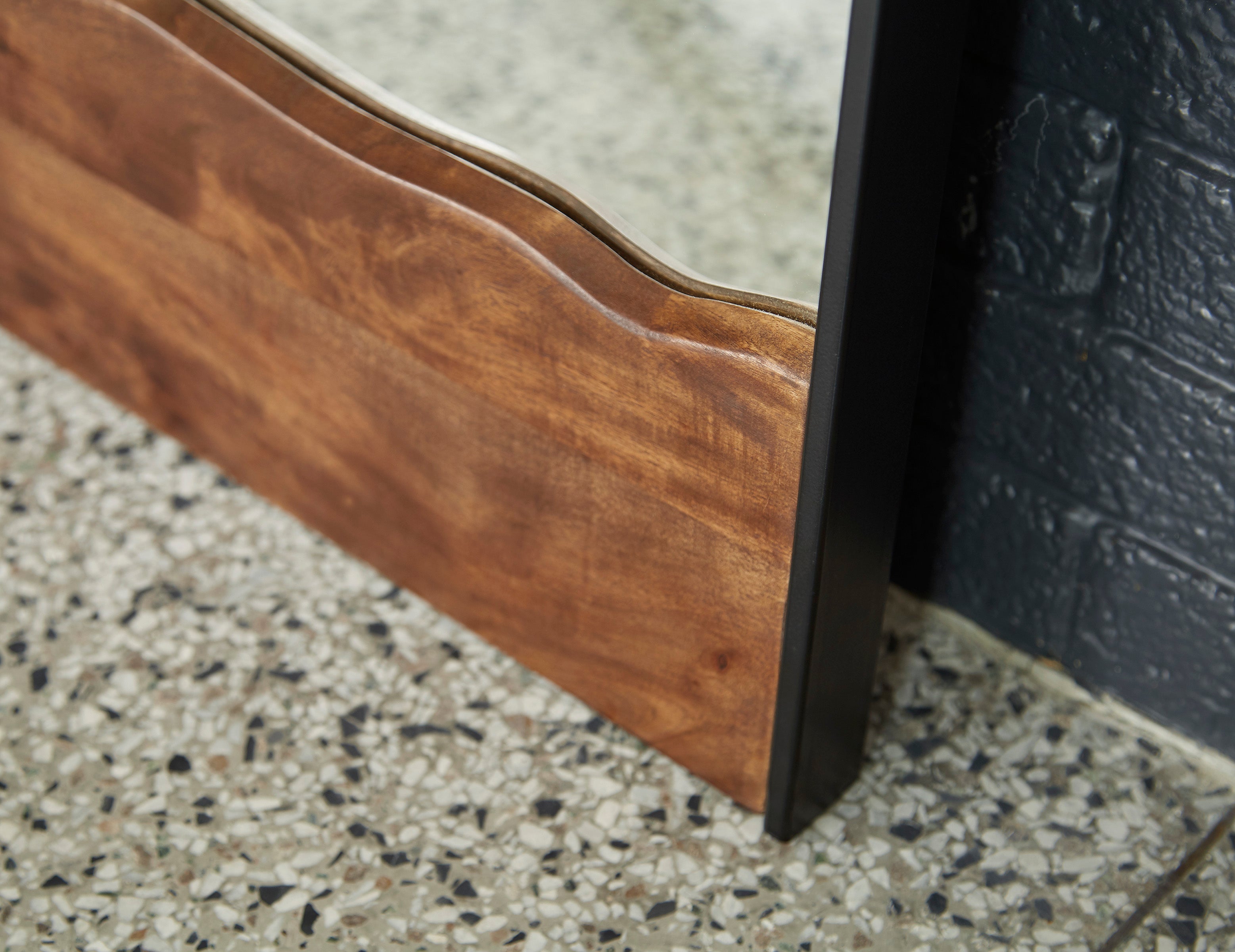 Miroir sur pied à bords naturels imitation