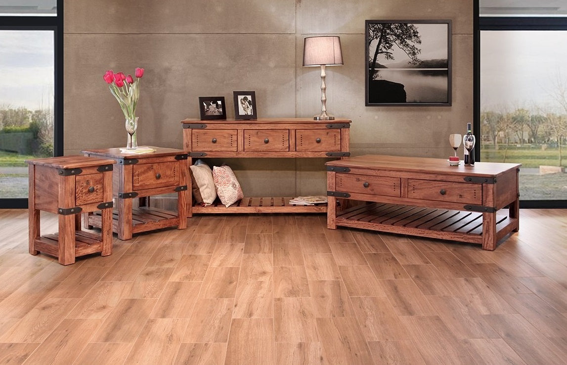 Collection de meubles d'appoint en bois massif de style industriel avec accents de ceinture en fer